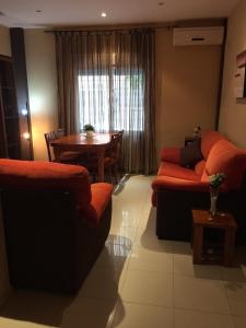 埃尔希古耶隆Medina Azahara的客厅配有沙发和桌子