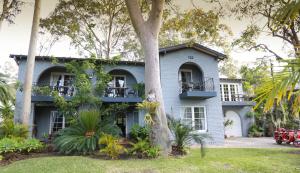 棕榈滩棕榈海滩住宿加早餐旅馆的前面有一棵树的房子