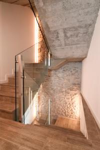 奥尔加尼亚Cal Tonarro的房屋内有石墙的楼梯