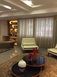 卡塔洛Mara Turismo Hotel的带沙发和咖啡桌的客厅
