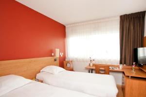 图尔商务旅行及旅游达芬奇酒店的酒店客房配有两张床和一张书桌