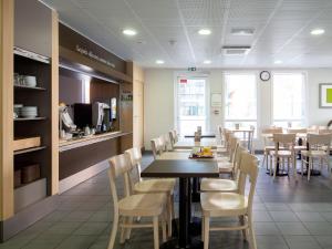 B&B HOTEL Orly Chevilly Marché International餐厅或其他用餐的地方