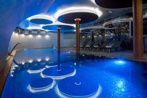 巴什卡沃达Grand Hotel Slavia的夜间游轮上的游泳池