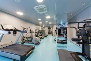 巴什卡沃达Grand Hotel Slavia的健身房设有数台跑步机和有氧运动器材