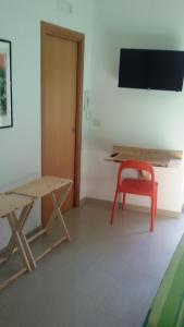 巴里拉万提诺住宿加早餐旅馆的一张红色椅子,坐在带书桌的房间