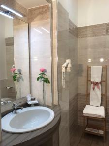 萨莱诺gia'Notte BB Salerno Centro by ElodeaGroup的浴室设有白色水槽和镜子