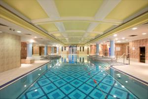 米德尔顿米德尔顿公园酒店的酒店大堂的游泳池,设有游泳池