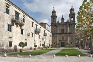 波伊奥Hospederia Monasterio de Poio的一座建筑,地面上有一个庭院,上面有白色的球