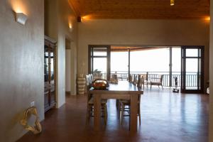 格劳德港棕榈皇家别墅的一间带桌椅的用餐室和一个阳台
