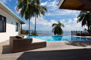 格劳德港棕榈皇家别墅的海景度假村,设有游泳池