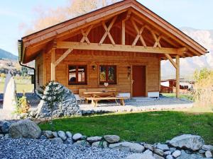 绍滕斯X-Alp Lodges的小木屋前面设有长凳