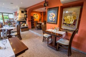 瓦尔纳拉卡萨旅馆的一间在房间内配有桌椅的餐厅
