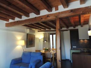 莫雷拉Casa Rural Vistes de Morella的客厅配有蓝色的沙发和桌子