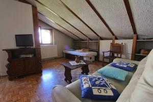 普拉吉拉托Hostdomus - Bi Level Apartment的客厅配有两张沙发和一台电视机