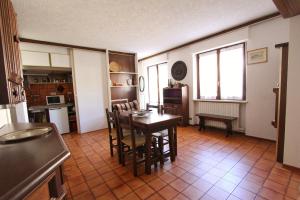 普拉吉拉托Hostdomus - Bi Level Apartment的厨房以及带桌椅的用餐室。