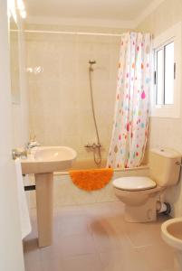 坎布里尔斯Apartamento en Cambrils Puerto,con Parking的浴室设有卫生间水槽和淋浴帘