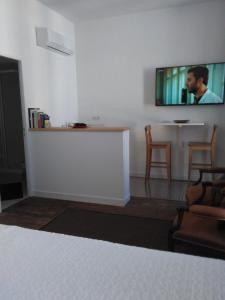 波尔多埃莉诺旅馆的客厅的墙上配有平面电视。