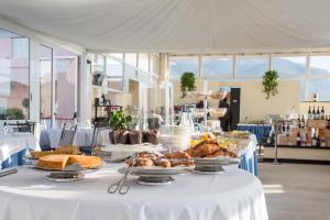 阿伦扎诺蓬塔圣马蒂诺酒店的一张桌子,上面放着糕点和面包