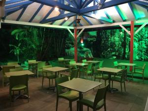 哥西尔卡莱贝思酒店的花园内带桌椅的空餐厅