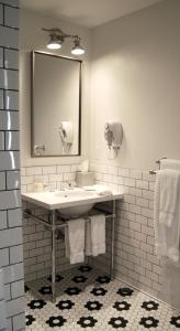 洛杉矶Hollywood Hotel的浴室配有盥洗盆、镜子和毛巾