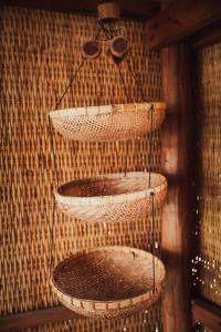 贡布伊甸园生态度假村的挂在墙上的一组篮子
