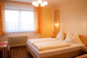 拉姆绍达赫斯坦Hotel Tischlbergerhof的一间卧室设有一张大床和一个窗户。