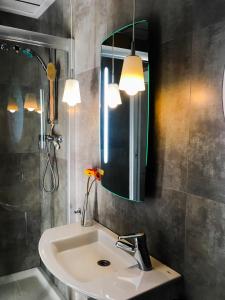 Monforte del Cid01 Loft Alenda Golf的一间带水槽、镜子和淋浴的浴室