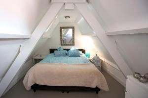 纳尔登那顿之家公寓的一间卧室配有一张带蓝色枕头的床