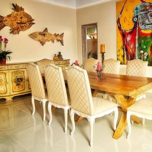 沙努尔竹月别墅的一间带木桌和椅子的用餐室