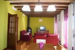 卡萨雷斯Casa de Vacaciones con Vistas en Casares的客厅配有红色的沙发和桌子