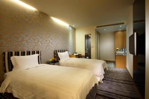 新竹新竹福華大飯店的酒店客房设有两张床和电视。