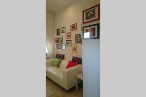 蒙泰斯佩尔托利La Medialuna的客厅配有沙发和墙上的照片