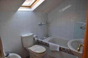 萨米艾拉布扎酒店的浴室配有卫生间、浴缸和水槽。