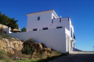 卡萨雷斯Casa de Vacaciones con Vistas en Casares的山顶上的白色建筑
