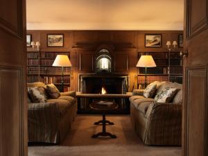 吉伦格雷沃思&谢若克斯酒店的客厅设有两张沙发和一个壁炉
