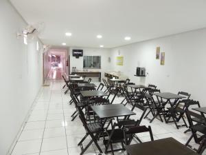 卡罗莱纳New Center Hotel的餐厅内带桌椅的房间