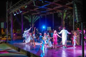 赫尔格达贾兹马卡迪绿洲度假酒店的一群儿童在音乐会的舞台上跳舞