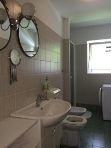 博维茨Apartments Alpha Center的一间带水槽、卫生间和镜子的浴室