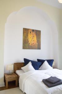 泰尔托Villa Erica的卧室内的两张床,墙上有绘画作品