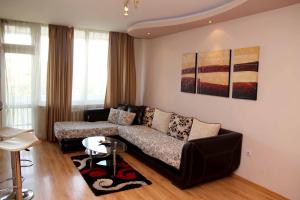 普罗夫迪夫罗西娜公寓的客厅配有沙发和桌子