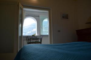 拉维罗卡萨赛希利亚酒店的一间卧室配有一张床、一张桌子和一个窗户。