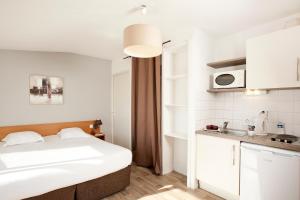 图尔商务旅行及旅游达芬奇酒店的一间带床的小卧室和一间厨房