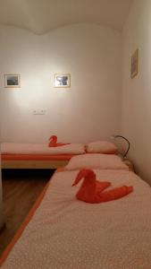 普拉哈季采Apartmán v Zahradní的宿舍间内的两张床,上面有红色动物