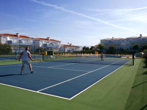 波尔蒂芒Apartment Palmeiras的一群人在网球场打网球