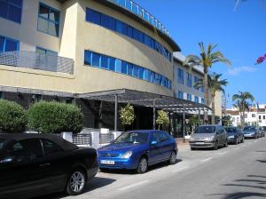 阿尔比尔罗伯特帕拉什酒店的停在大楼前的一组汽车