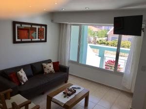 拉斯格路塔斯Triplex Somuncura的带沙发和大窗户的客厅