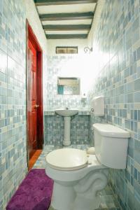 莱昂Hotel Libano的一间带卫生间和水槽的浴室