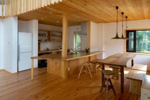 白马村福木屋的厨房配有木制台面和桌子