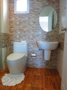 奈扬海滩Winrisa Place的一间带卫生间、水槽和镜子的浴室