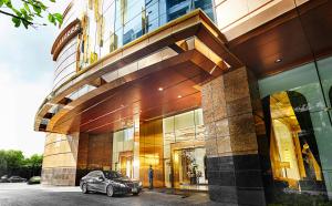 曼谷通罗素坤逸中心55超豪华酒店的停在大楼前的汽车